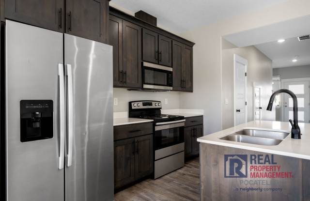 3 Bedroom 2.5 Bathroom Town Home - 1 Car Garage Gallery 3