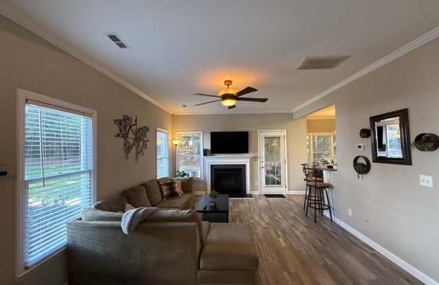 Furnished Townhome in the Davis Lake Community Gallery 4