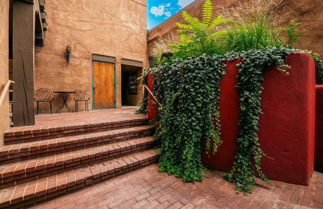 Classic Studio Apartment in Prime Downtown Location Gallery 3