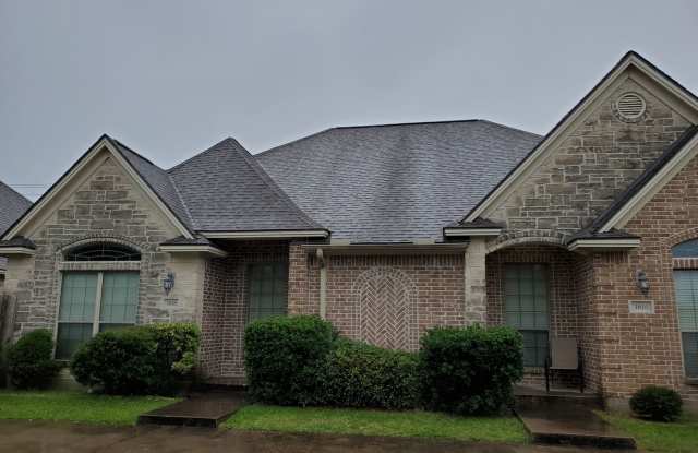 College Station - 3 Bedrooms / 3 Baths - Duplex - Fenced in back yard. photos photos