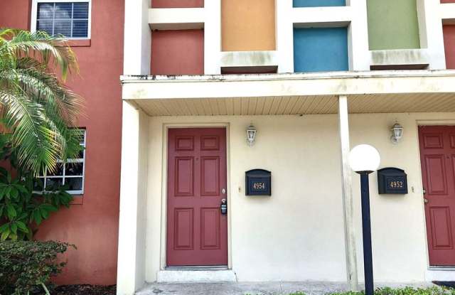 2Bed/1.5Bath TOWNHOUSE IN WINTER PARK!! *Water Included* - 4954 Tangerine Avenue, Goldenrod, FL 32792 2Bed/1.5Bath TOWNHOUSE IN WINTER PARK!! *Water Included* - 4954 Tangerine Avenue, Goldenrod, FL 32792