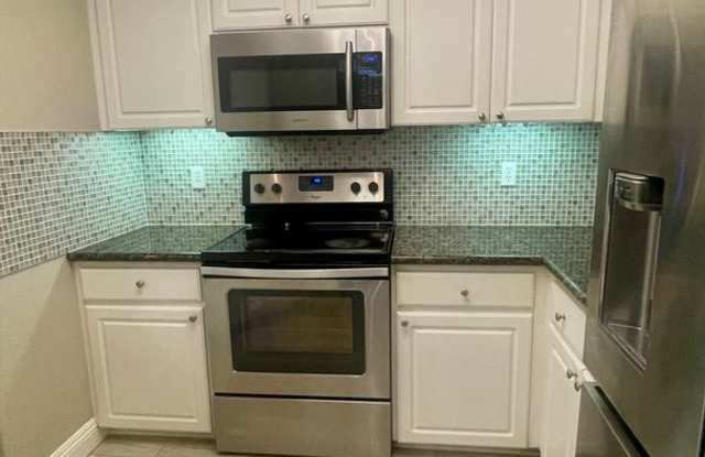 Beautiful 2 bedrooms + Den/Office or Bonus room, 2 bath condo in La Jolla for rent! Gallery 3