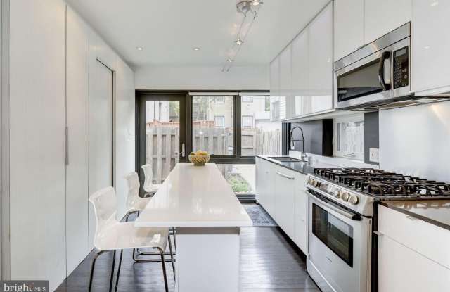 3br 2.5ba Victorian TH near Howard University in Ledroit Park Gallery 3