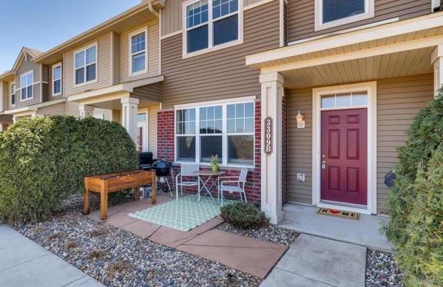 Beautiful 3 Bed/2.5 Bath Townhome in Woodbury- Community Pool! Available Now! photos photos