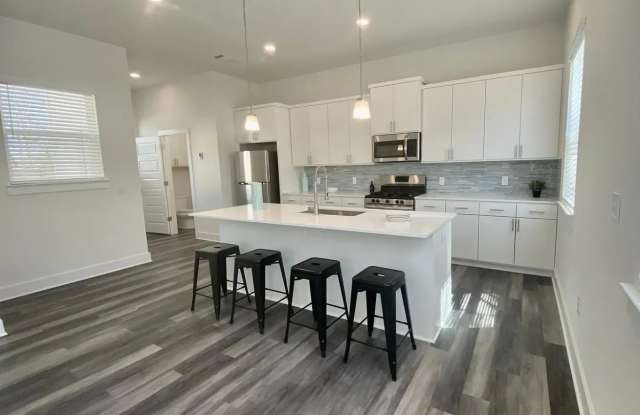 Modern Elegance with Private Yard Near Downtown Austin Gallery 4
