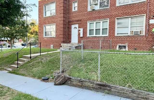 400 CHAPLIN Street SE Gallery 1