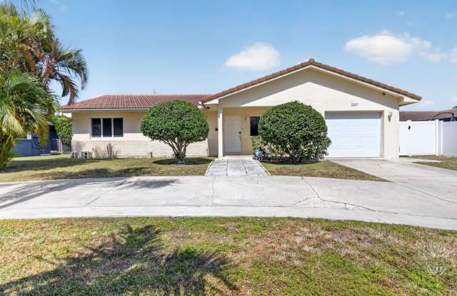 2267 NE 3rd Avenue photos photos