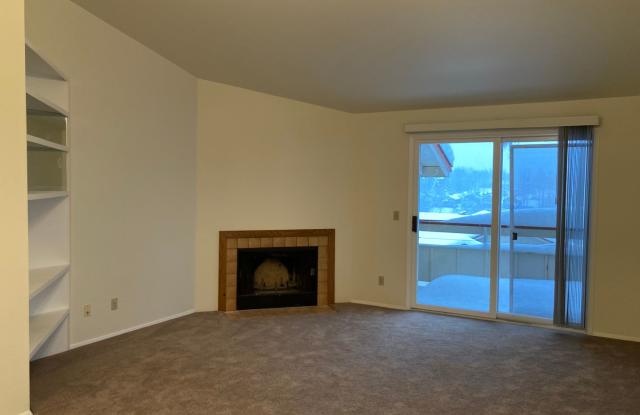 Top Floor (2) Bedroom, (2) bathroom Condo with Great Mountain Views! Gallery 3
