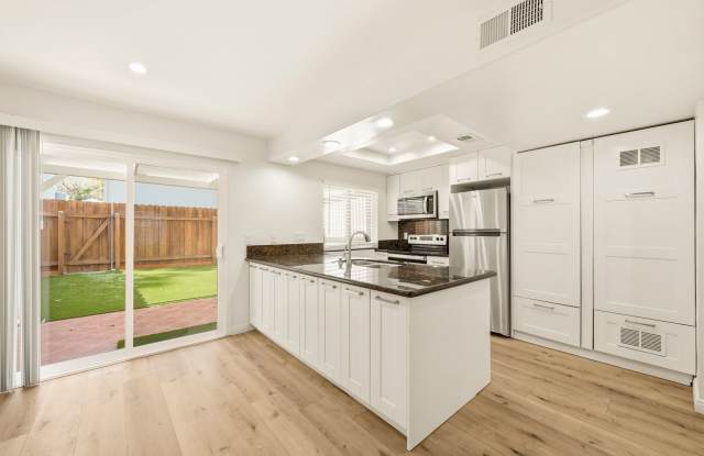 Remodeled 3bd/2.5bath steps from beaches, Racetrack, and Cedros Design district photos photos