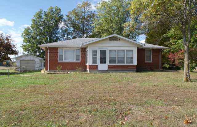 3 Bedroom House Next To Columbia Regional Airport! - 10301 South Airport Drive, Ashland, MO 65010