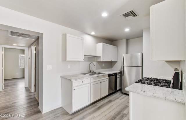 1131 E Lee Street photos photos