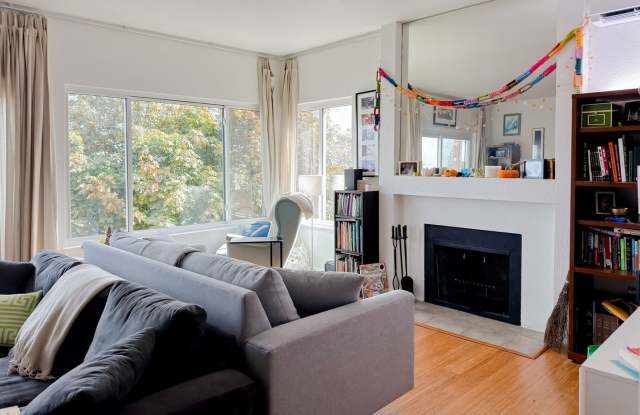 Central 2BR Condo with a View Gallery 4