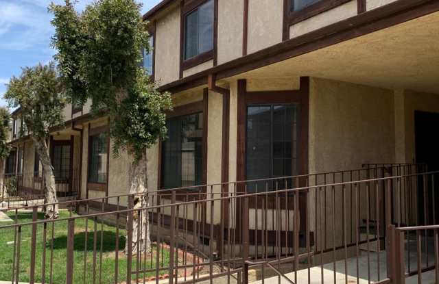 LARGE 3 BEDROOM 1.5 BATH TOWNHOUSE STYLE photos photos