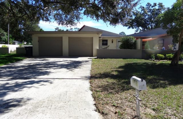 704 REGENT CIRCLE S - 704 Regent Circle South, Brandon, FL 33511