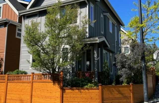 Downtown Bainbridge Rental - 698 Wintersweet Road Northeast, Bainbridge Island, WA 98110