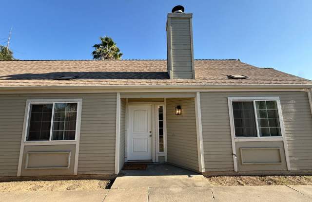 Adorable Private Home on Large Lot Gallery 3