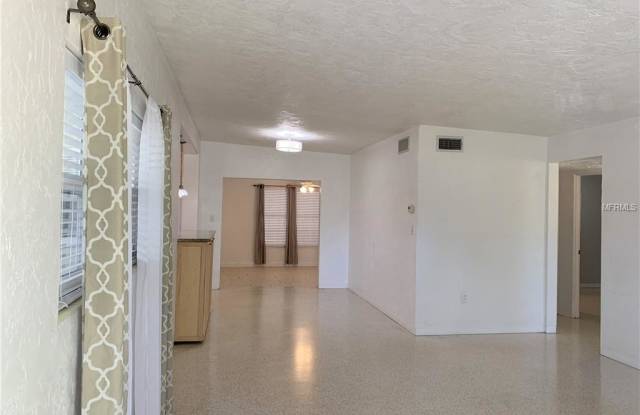 2437 MINEOLA DRIVE S Gallery 3