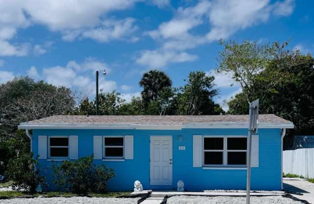 517 N 25th Street - 517 North 25th Street, Fort Pierce, FL 34947