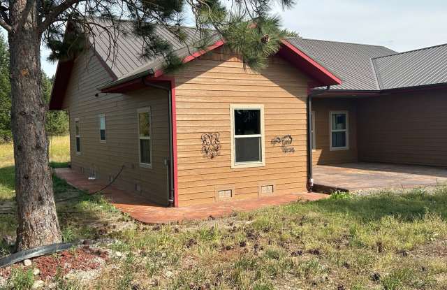 October 2026 – May 2027 | Furnished Columbia Falls 3 Bedroom Home on Acreage Gallery 4