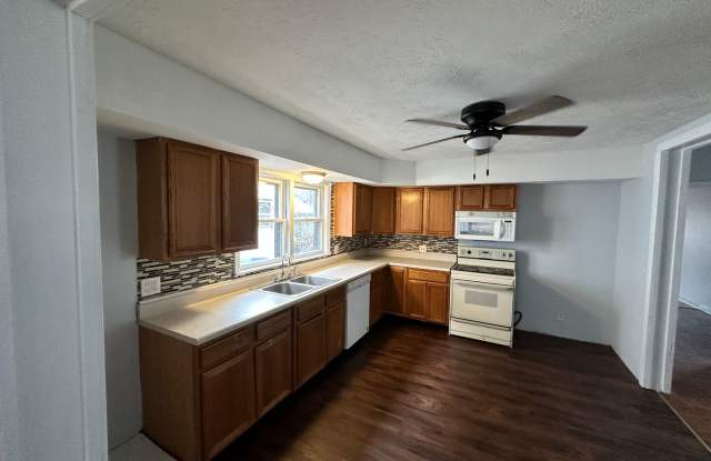 Great 2br/2ba home with large yard and large bonus room! photos photos