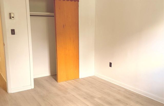 154 N Washington Street Gallery 4