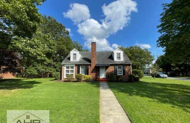 4 Bedroom 2 bath home with garage in beautiful downtown Graham! - 424 Green Street, Graham, NC 27253