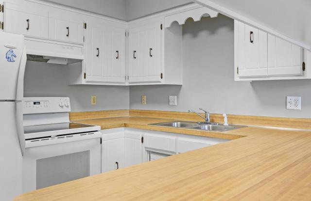 3BR/2Bath Townhome Available Early Sept! Gallery 3