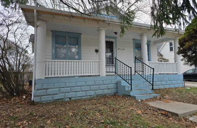 Cute 2 Bedroom home! - 304 West Graham Street, Bloomington, IL 61701
