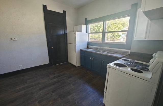 3 Bed with Fenced in Backyard Gallery 4