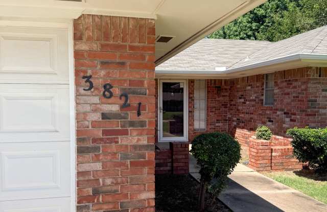 Charming 3-Bedroom Home Near Eastern & Memorial! Gallery 1