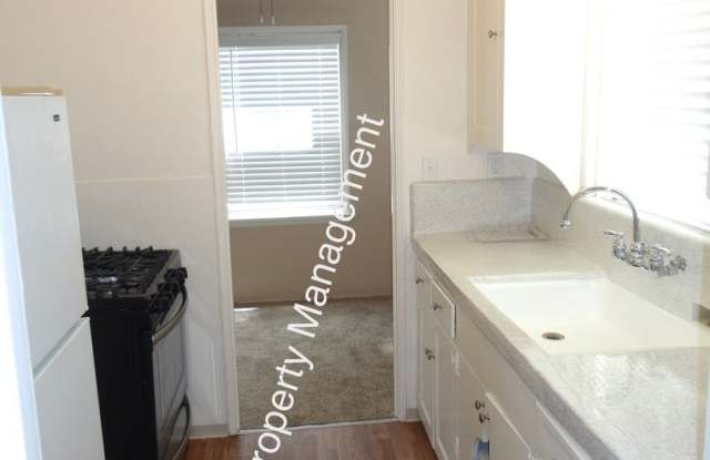 Updated One Bedroom Cottage!! Gallery 1