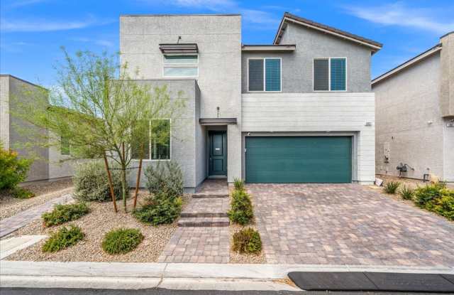 Newer Luxury Home with Private Pool, Designer Kitchen & Outdoor Oasis Gallery 3