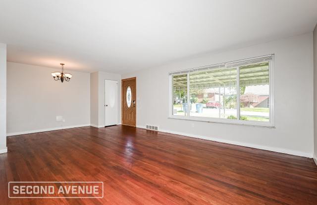 382 Collins Dr Gallery 4