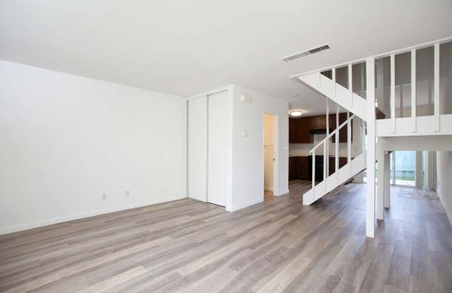 Wonderful Remodeled 2-Story 2BD/1.5BA Townhome in North PB! Parking & Laundry! $3,995/mo Gallery 4