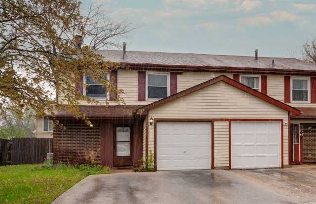 2 story 3 bd 2.5 ba duplex fenced yard Bolingbrook photos photos