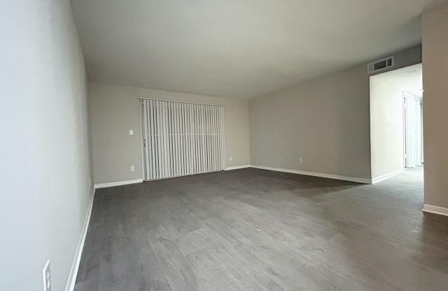 Spacious 3 Bed, 1 Bath Condo at Orchard Trace Gallery 4