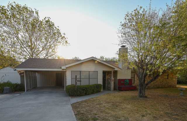 Charming 3 Bed 2 Bath in Chico TX Gallery 3