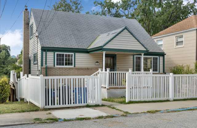 Recently Updated 3 Bedroom House In Mt. Washington. Short Walk To Grandview Avenue. photos photos