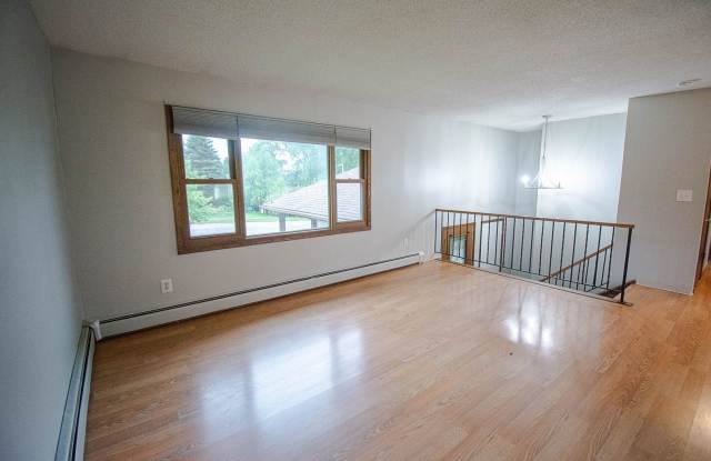 Beautiful Willow Heights 4br home on corner lot with fenced yard! Gallery 4