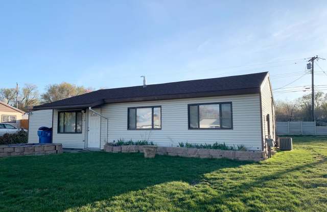 Three Bedroom Home in Kearns with very large detached garage! / Available now!! Gallery 3
