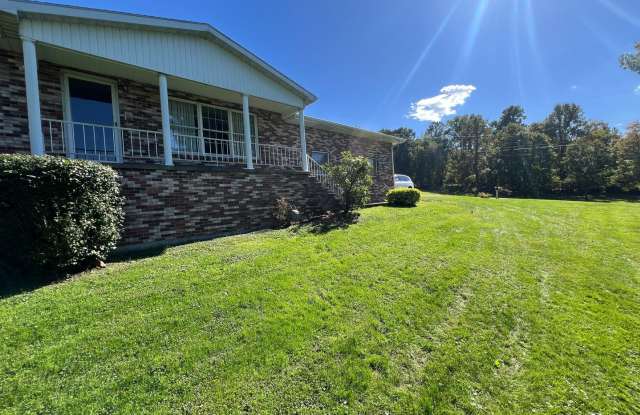 Brick Ranch with Detached 2-Car Garage & Big Covered Deck – 3 Bed / 2 Bath Gallery 3