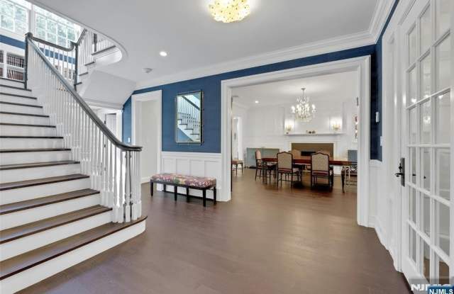 292 MAPLE Street Gallery 4