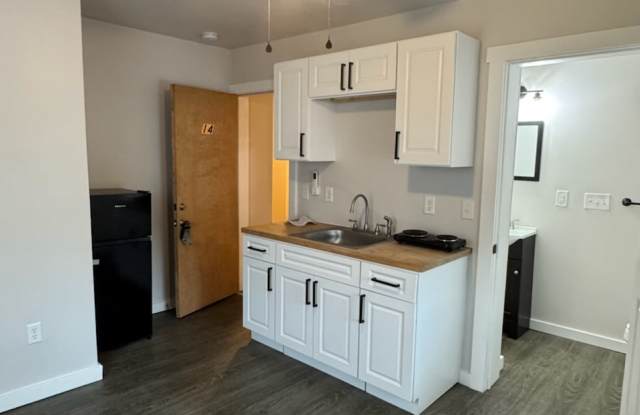 671 East Court Street - 14 photos photos