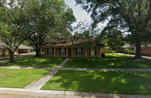 House: Jefferson Terrace - 10241 Westwood Avenue, Inniswold, LA 70809