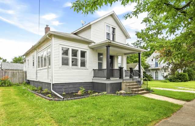 Updated 3BR Home – Renovated Kitchen & Detached Garage photos photos
