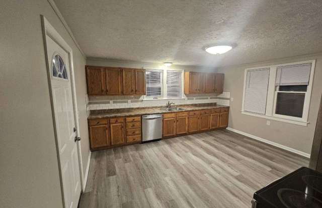 3/1 Newly remodeled, with detached garage Gallery 1