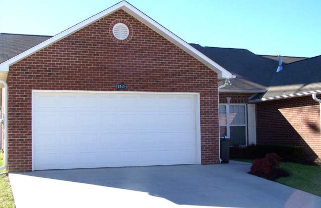 2 bed, 2 bath, 2 car garage ranch style townhouse in N. Knoxville photos photos