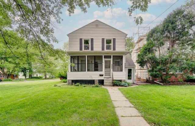 1027 1/2 3rd Avenue - 1027 1/2 3rd Avenue, Iowa City, IA 52240