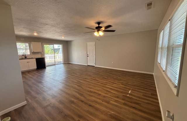3 Bedroom House Near Nathaniel Greene Park! Gallery 3
