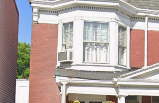 Spacious 4 Bedroom, Laundry, Parking in York City SD Gallery 1